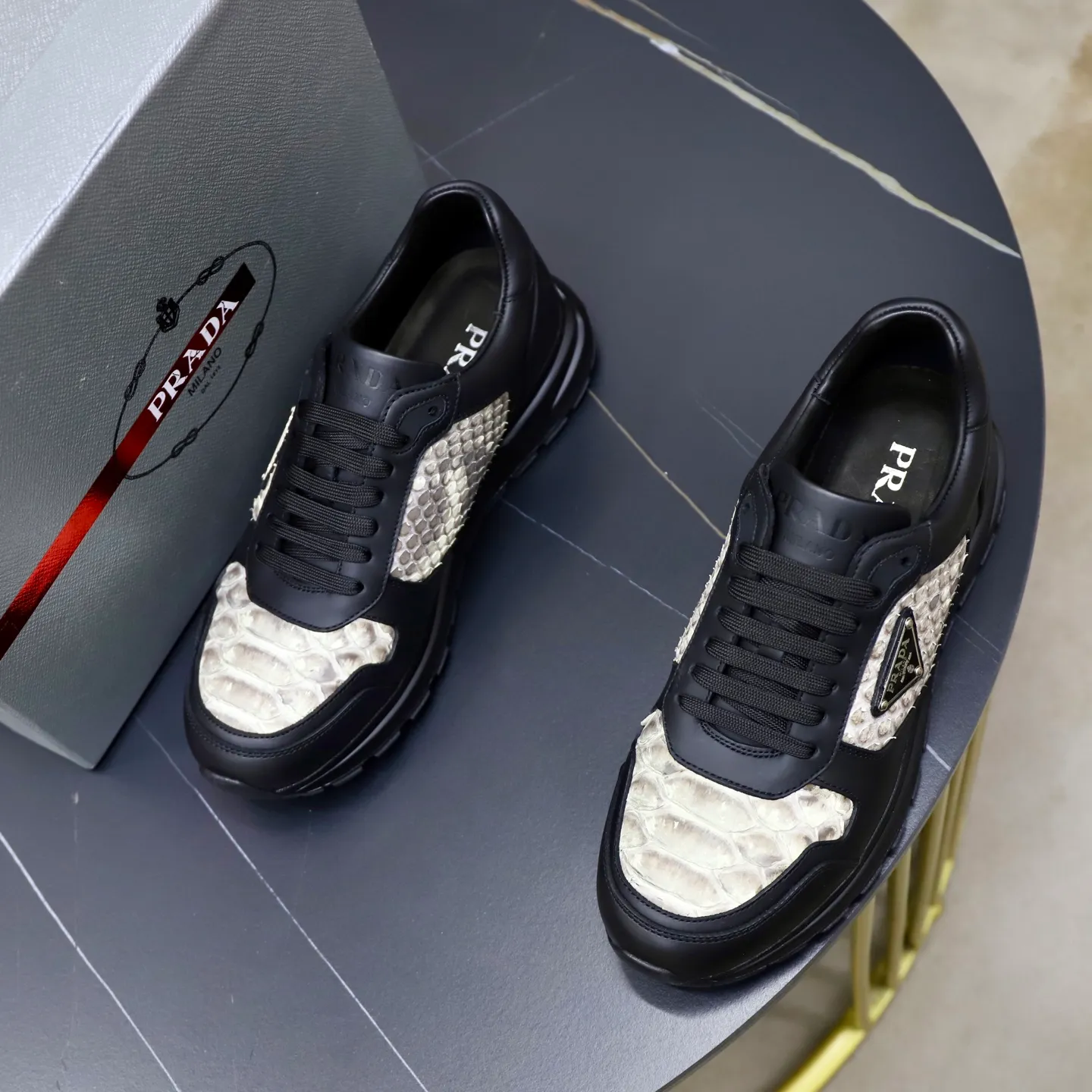 Factory price: 600💰Cow leather lining Brand: PRADA (Prada) Standard code: Men's size 38/44 (45 can be customized) Grade: Same as the official website Material: Original cowhide splicing imported cowhide lining Original combination two-color wear-resistant soft outsole Style category: Leisure and sports version Young fashion European and American trend British style Color: Real picture color